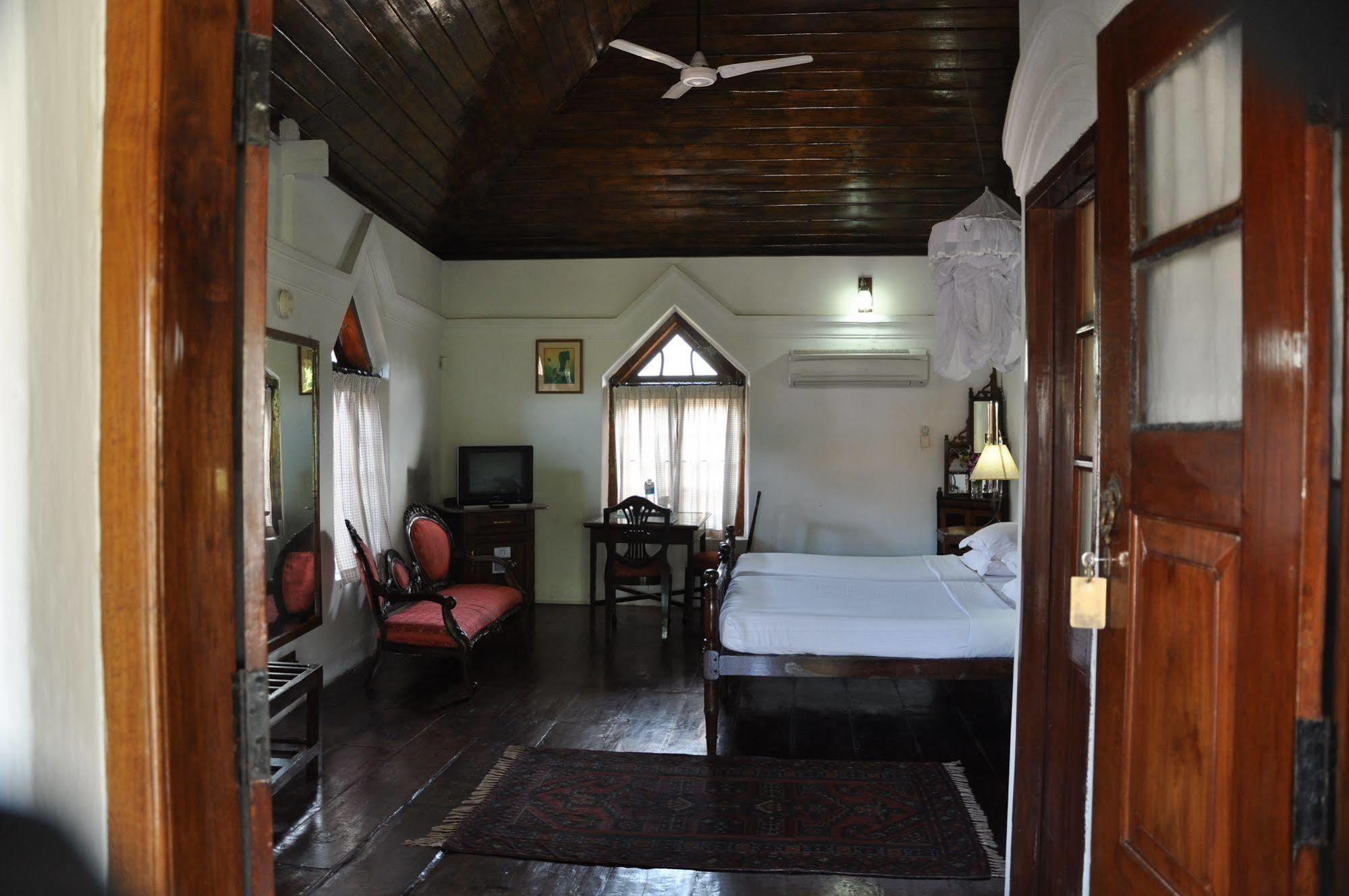 Old Courtyard Hotel Kochi Exterior photo