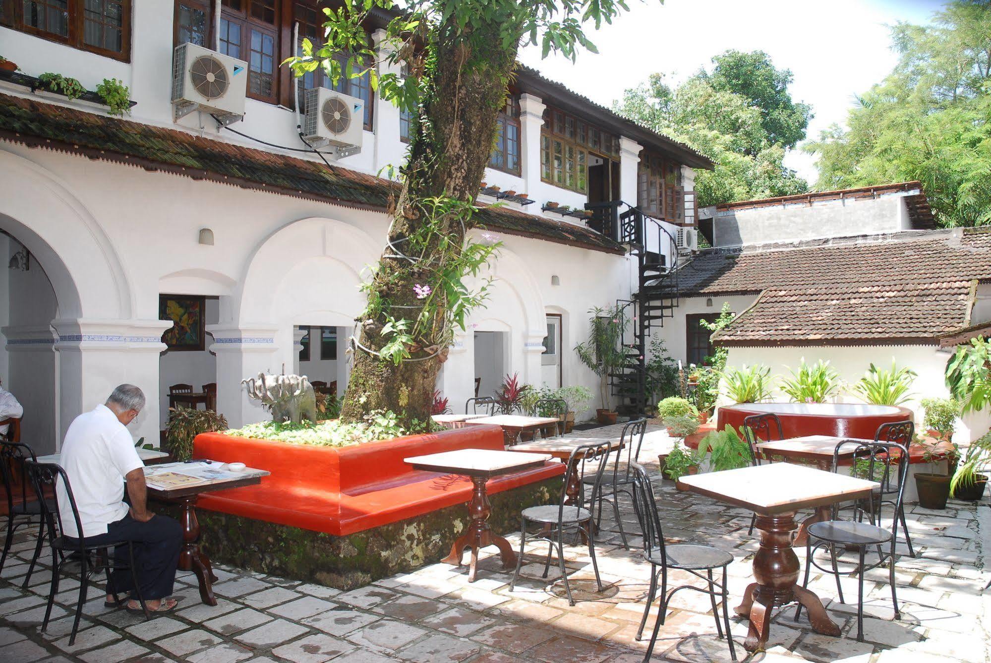 Old Courtyard Hotel Kochi Exterior photo